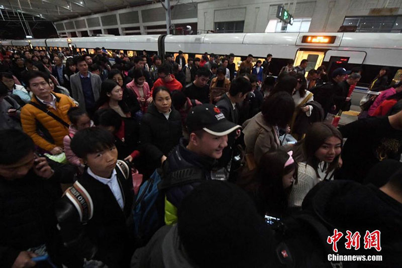 Hàng chục nghìn xe chôn bánh 4 ngày 3 đêm chờ phà Tết ở TQ